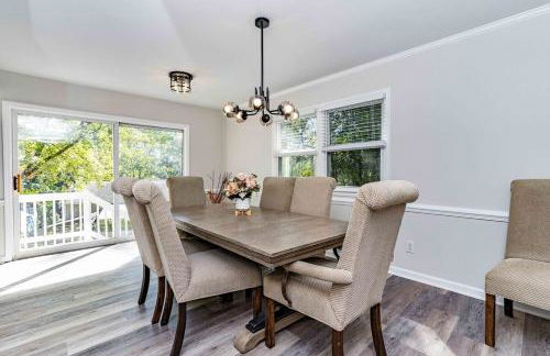 Renovated N Raleigh home with firepit wifi & king bed - Foto 8