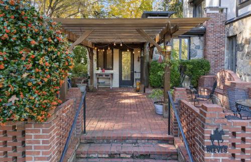 Stylish Mountain Retreat with Sunroom and Pergola - Foto 80