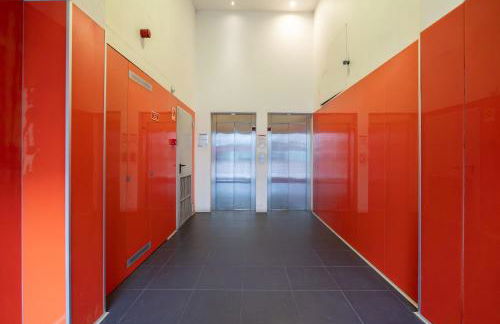 Modern Flat with Balcony & Garage by HostWise - Foto 31