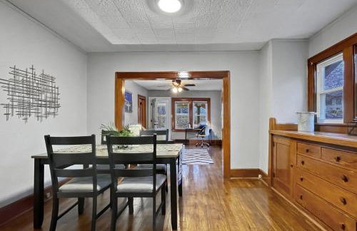 Roomy 4BR by Drake Sleeps 13 HUGE yard - Foto 11