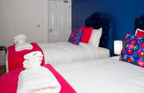 6 BR 3 Bath Spacious Tudor House & Free Parking - Foto 56