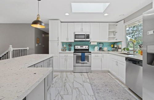 Chic Kirkland Home Overlooking Windsor Vista Park - Photo 3