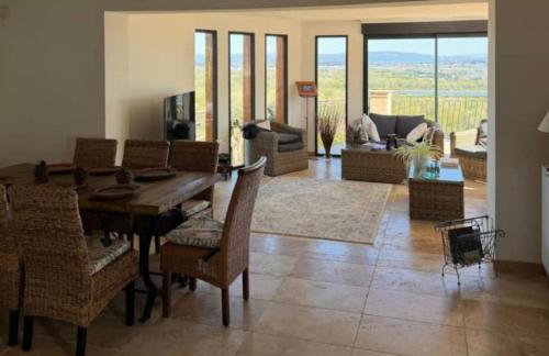 VILLA avec VUE MAGNIFIQUE -entièrement climatisée - piscine - Foto 17