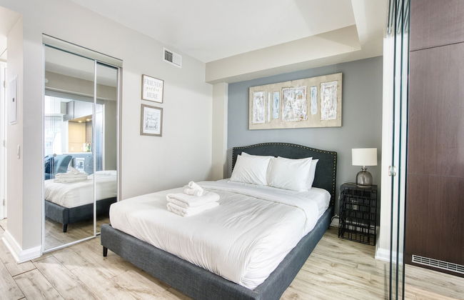 Yorkville Modern 1 Bedroom Suite Toronto - Photo 3