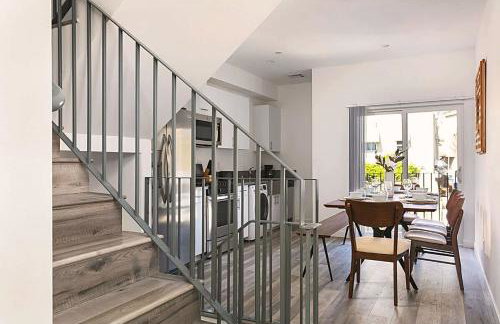 Enjoy Stylish 4BR Townhouse Sleeps 8 with Wi-Fi - Foto 5