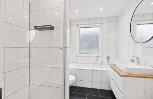 APARTMENT in Isenbüttel - 90m2, 3 Zi, 5 Einzelbetten, Free Coffee, WiFi & Parking - 24h CHECK IN - Foto 10