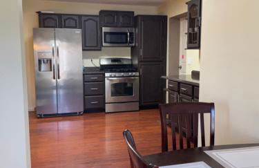 Cozy Home with Sparkling Pool/Pet Friendly - Photo 8