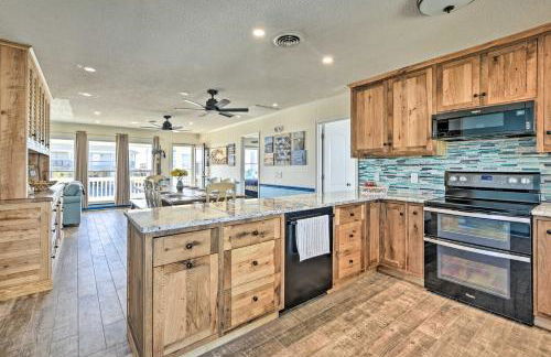 Coastal Home Walk to Holden Beach! - Foto 7