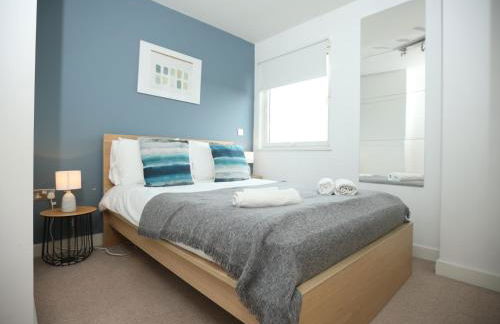 2 bedroom Apartment In Cardiff Bay with Private Parking By N And N Stays, perfect for corporate and leisure stays, long stays welcome, Scafollding currently on building, does not affect the apartment - Photo 1