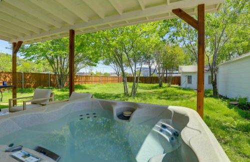 Walk to Cowboys Games Arlington Home with Hot Tub! - Foto 2