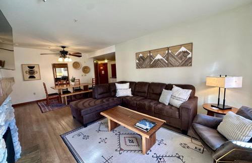 Quiet, Updated, Corner Condo in the Village! Parking, Pool & Spa - Foto 4