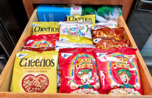 2BR Fireworks View with Pool & Spa 5 Minutes to Disney - Foto 2