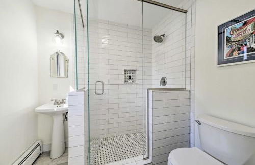 2 Living Areas, Tennis! Waterfront Suttons Bay Gem - Foto 28