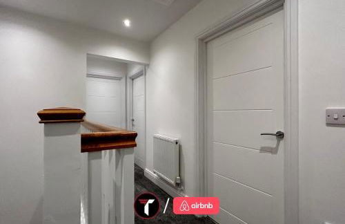 Spacious 4 Bedroom House for 8 Guests Ideal for Families and Contractors, WIFI and Free Parking - Foto 3