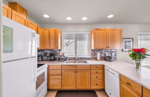 Sunkissed 3BR beach getaway - dog-friendly fenced yard, firepit, glimpse ocean views, near beach access, sleeps 8 - Foto 16