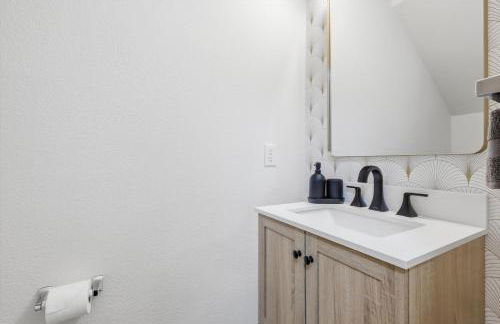 4BR w Pool Cinema Room, Mini Golf & EV - Photo 29