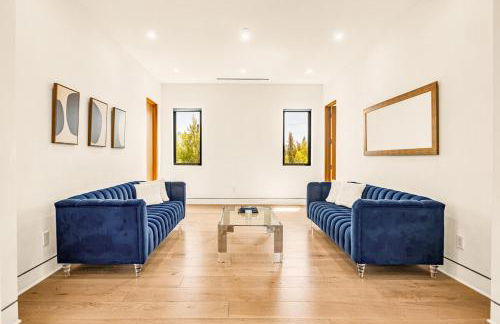 Luxurious Retreat - Modern House with Pool - Photo 27