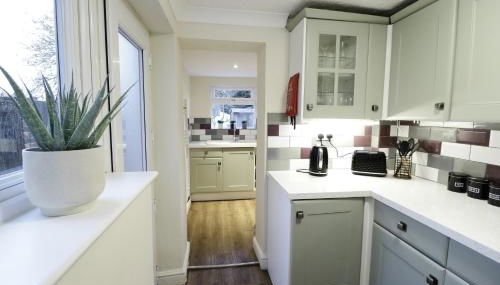 Stylish & Cosy Stay 2-Bed House Train Station Hospital Garden Fast WiFi - Foto 4