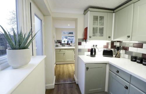 Stylish & Cosy Stay 2-Bed House Train Station Hospital Garden Fast WiFi - Foto 4