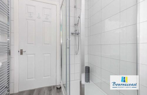 MUDEFORD ESCAPE by BOURNECOAST - A Chalet Bungalow with a Garden - Ideal for Family Getaways - HB9600 - Foto 13