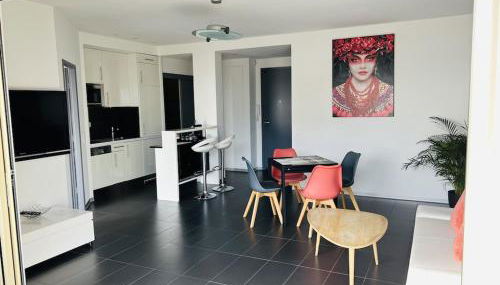 T2 Front de Mer 2pers 1 minute de la plageT2 de 44 m2 plus terrasse 16m2 , vue mer panoramique et en face de la plage Cet appartement refait à neuf bénéficie d'un confort et d un équipement optima Cet appartement est idéal pour 2 personnes avec sa chamb - Foto 5