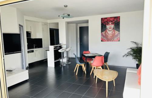 T2 Front de Mer 2pers 1 minute de la plageT2 de 44 m2 plus terrasse 16m2 , vue mer panoramique et en face de la plage Cet appartement refait à neuf bénéficie d'un confort et d un équipement optima Cet appartement est idéal pour 2 personnes avec sa chamb - Foto 5