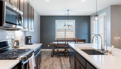 Spacious 4BR Home With BBQ, Near Sequoia & Fresno - Photo 3, stove, dishwasher