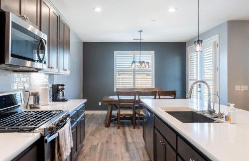 Spacious 4BR Home With BBQ, Near Sequoia & Fresno - Photo 3