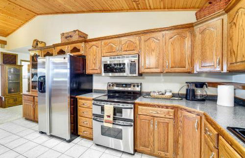 Just a Cast Away Cassville Cabin with Covered Deck - Foto 8