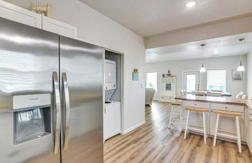 2 Decks, Patio and Views Beachfront Texas Retreat - Photo 11