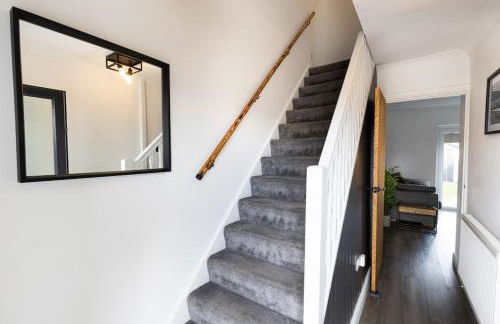 Steel Town Lodge - Contractor & Family Stay with Dart Board - Foto 24