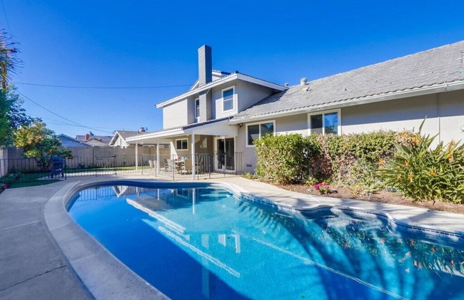 Gorgeous Upgraded 5 Bedroom & 3 Bath Home with pool - Foto 1