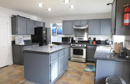 Comfy Expansive Home - Near the Strip - Heated Pool - Foto 27