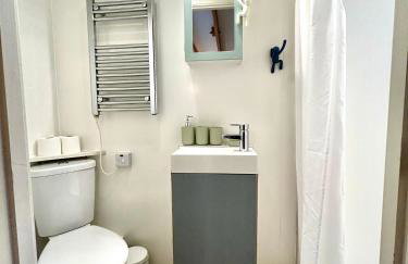 Modern self contained tiny home with patio - Foto 11