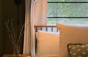 Luxe Treehouse Apt•Walk to Town•King Bed•Sleeps 4 - Foto 16
