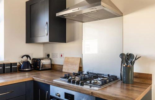 Lane End - Bright & Spacious 2-Bed Flat with Balcony & Parking - Foto 16