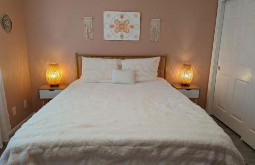 Contemporary 2-Bedroom Close to Downtown, Dining - Photo 12