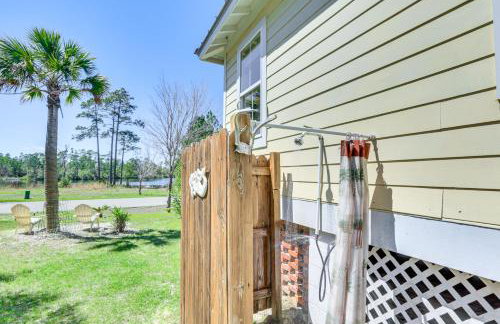 Lovely Carrabelle Home with Lake Views and Pool Access - Foto 22