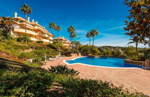 Luxurious frontline golf apartment in Elviria - Photo 52