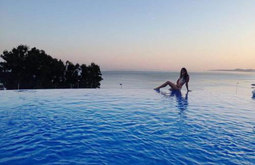 SUNNY HOUSE AT THE BEACH infinity pool shared - Foto 1