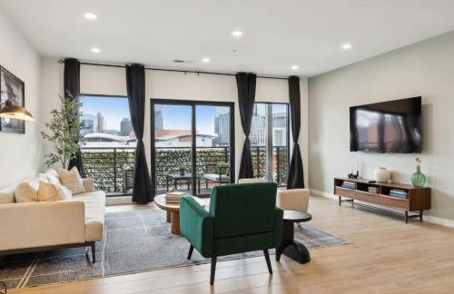 Skyline Nights in Downtown Nashville Walk to Broadway with Pool and Gym - Foto 13