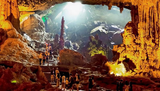 Discover Halong Bay by a Luxury Cruise and a Limousine Bus – Full-Day Small Group Tour - Foto 2