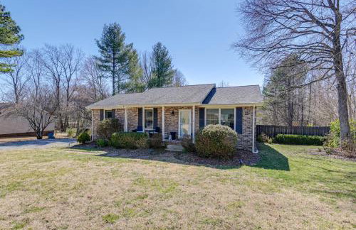 Family Home with Furnished Deck in Fairview! - Foto 28