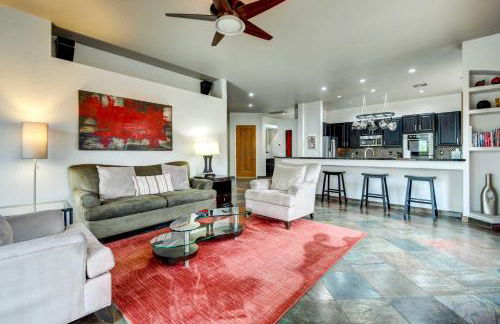 Luxe Couples Retreat with Pool and Outdoor Kitchen! - Foto 39