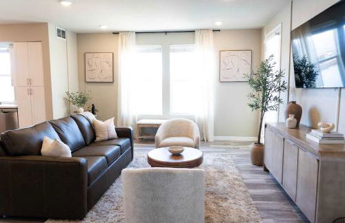 Stunning Water View 2BR · Jacuzzi & Rooftop Lounge - Foto 1