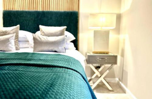 Exclusive Marina View Apartment Free Parking - Photo 31