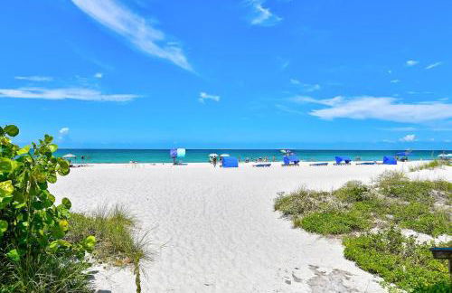 Escape to Beach Oasis! New Management! Updated Beachside Condo with Heated Pool! - Foto 21