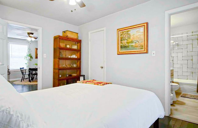 2BR Cozy House Near Plaza District - Photo 12