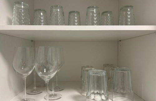 Spacious Apartment with Balcony - nearby Schlosspark - APOLONIAliving - Foto 7