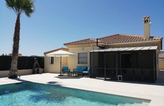 Villa - Sleeps 4 - Pool - Patio - Parking - Foto 9